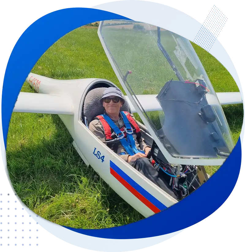 Photo d'un adhérent assis fièrement dans un planeur.